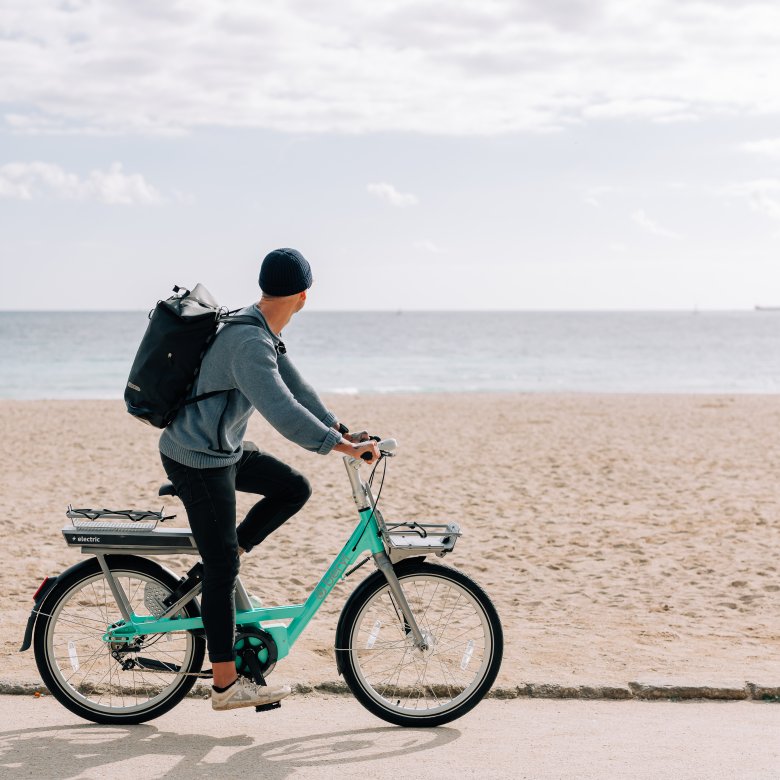 Man finding a beryl bike on the beach