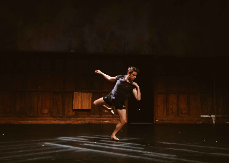 A performer dance on stage