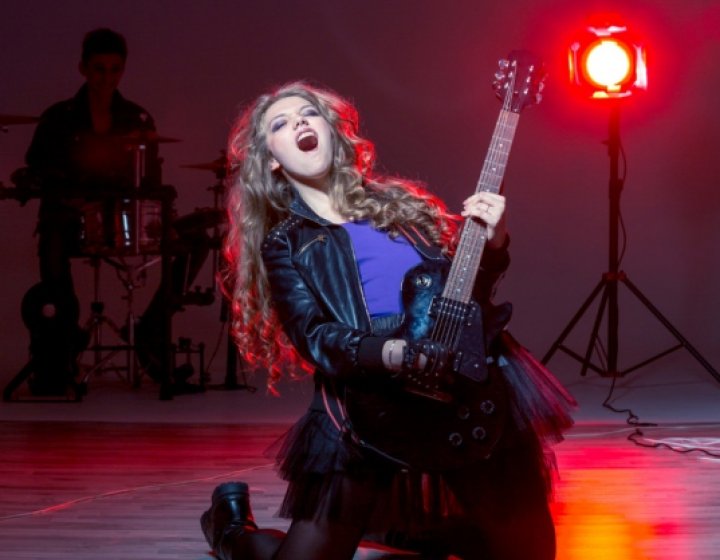 A woman drops a guitar solo