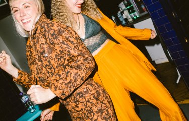 Alumni duo Ider dancing at a concert