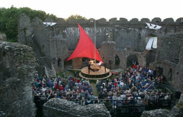 Tristan and Yseult at Restormel Castle, 2003 - Credit Steve Tanner