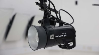 photo of a camera studio light 