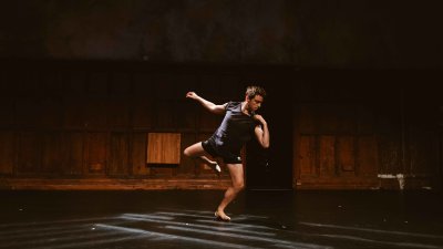 A performer dance on stage