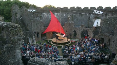 Tristan and Yseult at Restormel Castle, 2003 - Credit Steve Tanner