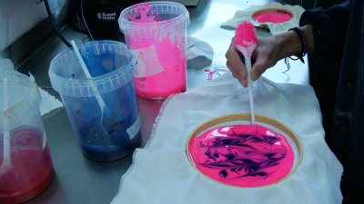 Making pink bio-plastic from seaweed