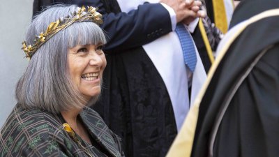 Dawn French Chancellor shaking hands