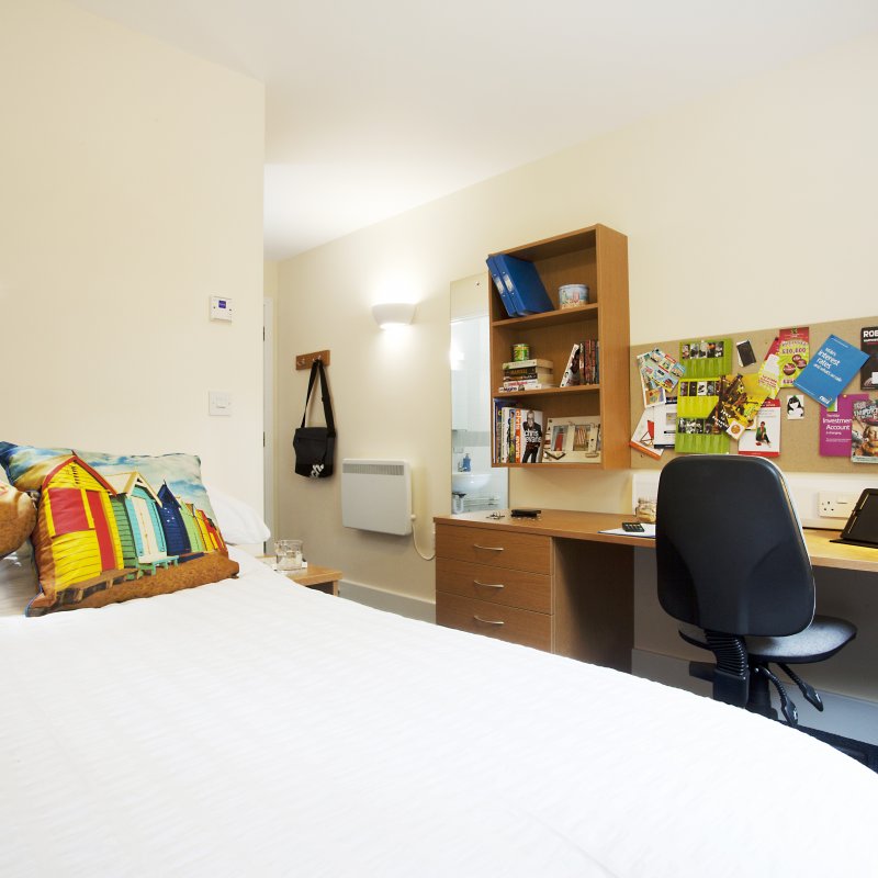 The Sidings ensuite double bedroom with large desk space 