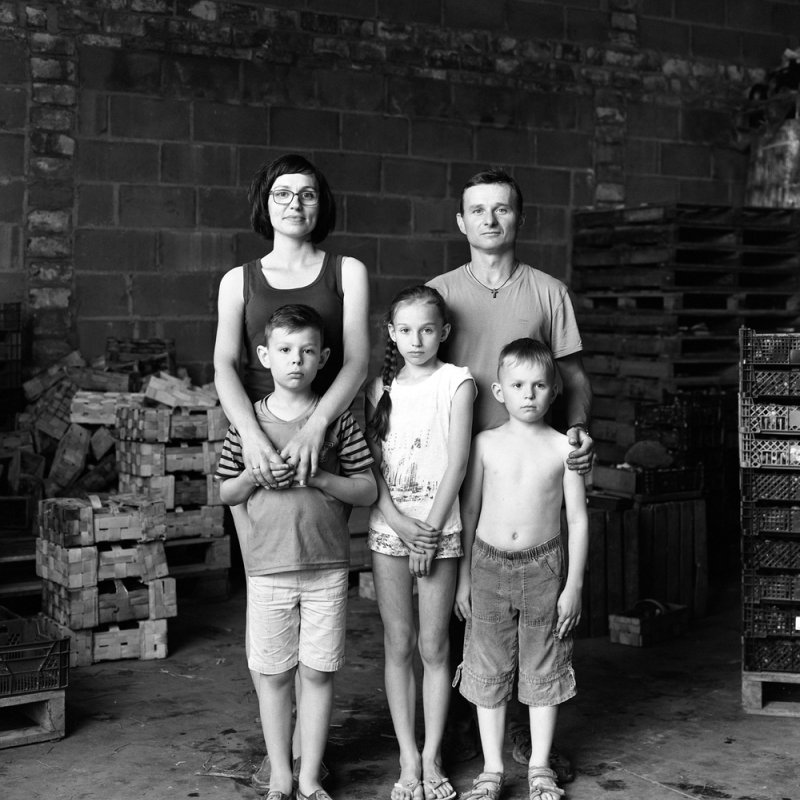 Black and white photo portrait of a family of 5