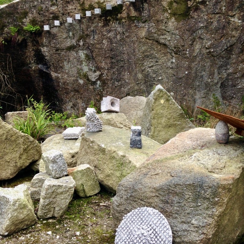 Arrangement on rocks