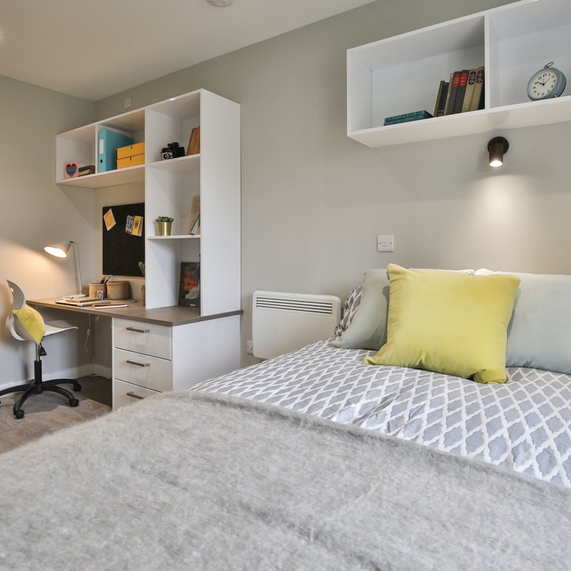 Ocean View - Bedroom & Desk view 2
