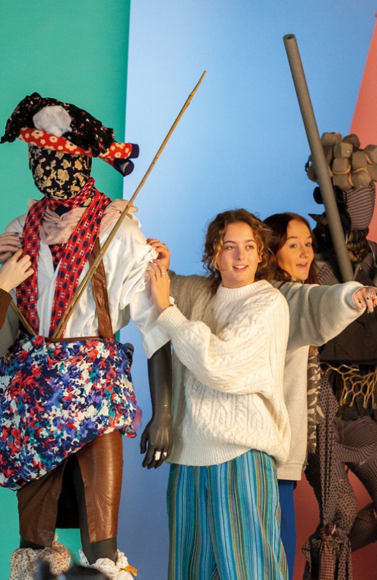 Students styling and directing modules for photos